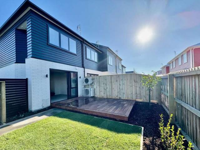 Townhouse for rent in Chaslands, Canterbury