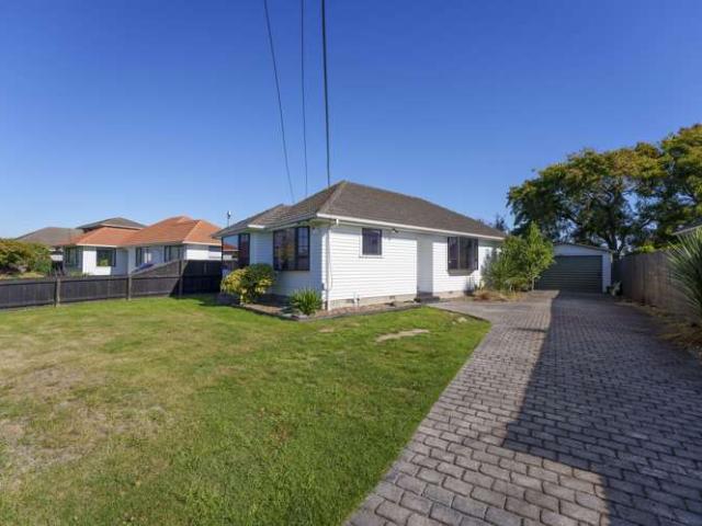 House for sale in Chaslands, Canterbury