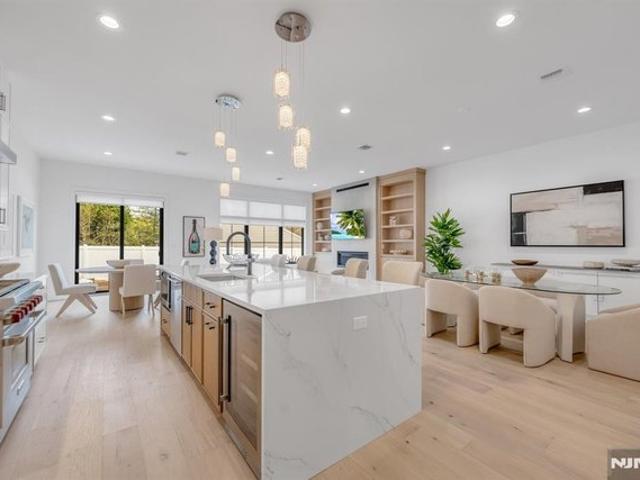 Townhouse for sale in Paramus, New Jersey