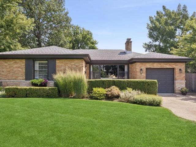 House for sale in Clarendon Hills, Illinois