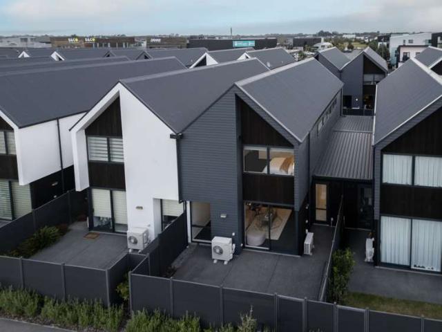 Townhouse for sale in Chaslands, Canterbury