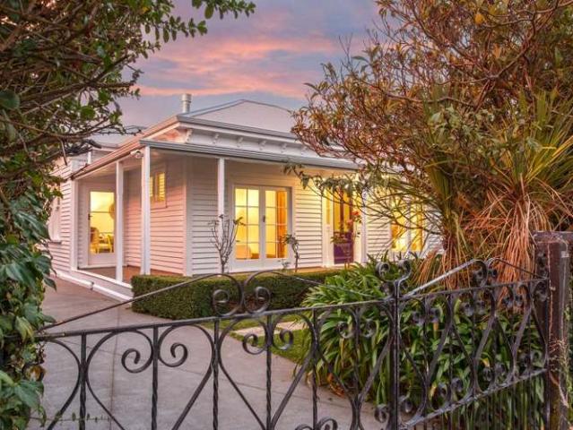 House for sale in Chaslands, Canterbury