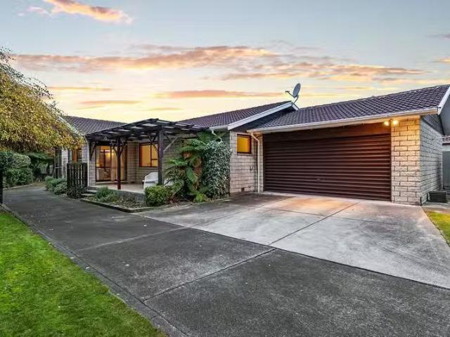 House for sale in Chaslands, Canterbury