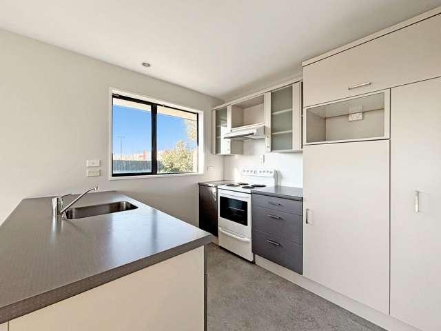 Townhouse for rent in Chaslands, Canterbury