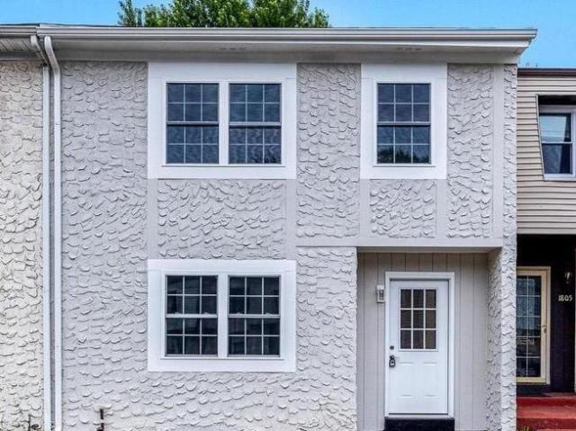Townhouse for sale in Newark