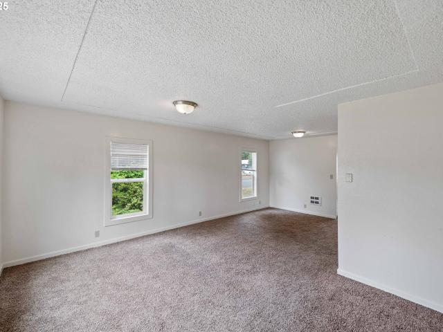 House for sale in Coos Bay