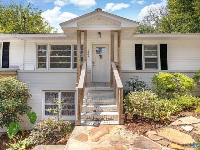 House for sale in Guntersville, Alabama