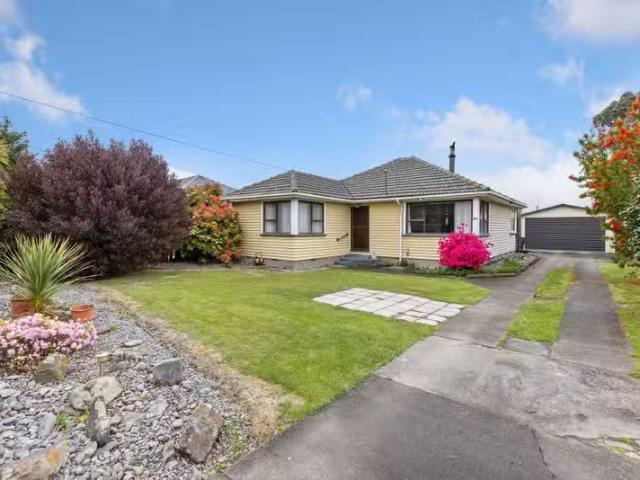 House for sale in Chaslands, Canterbury