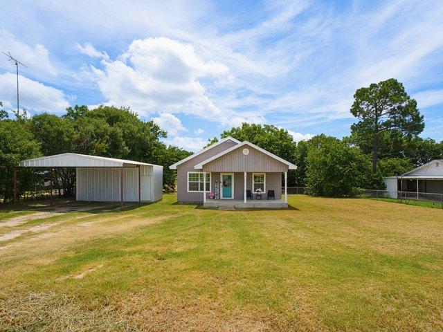 House for sale in Bowie, Texas