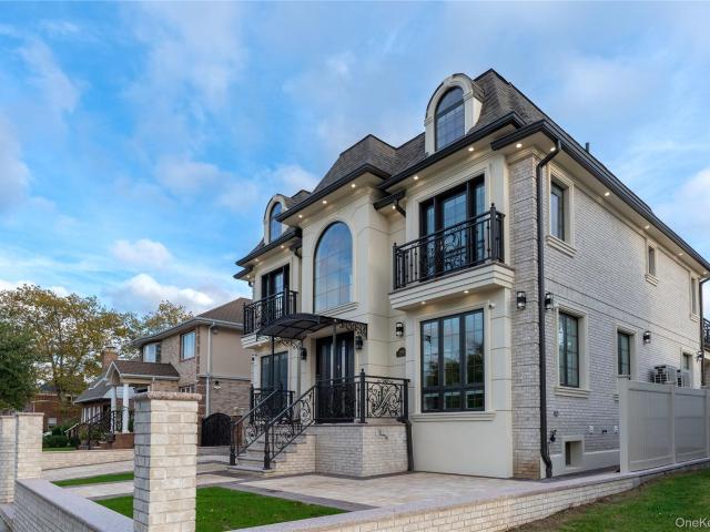 House for sale in Queens, Arverne