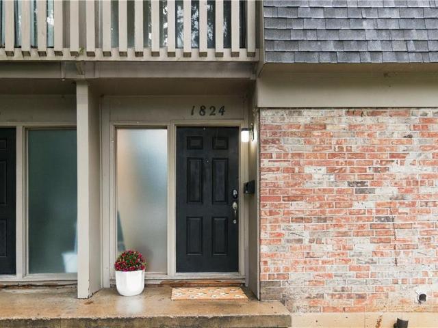 Townhouse for sale in Linden Woods Condominiums, Kansas City