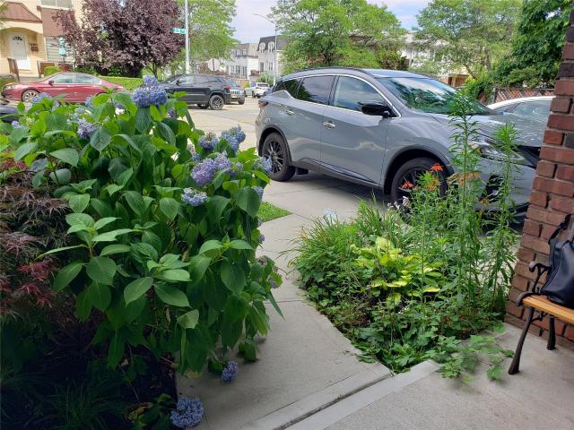 Townhouse for sale in Bayside