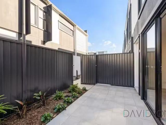 Condo for rent in Helensvale Town Centre