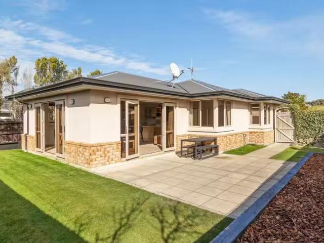 House for sale in Chaslands, Canterbury