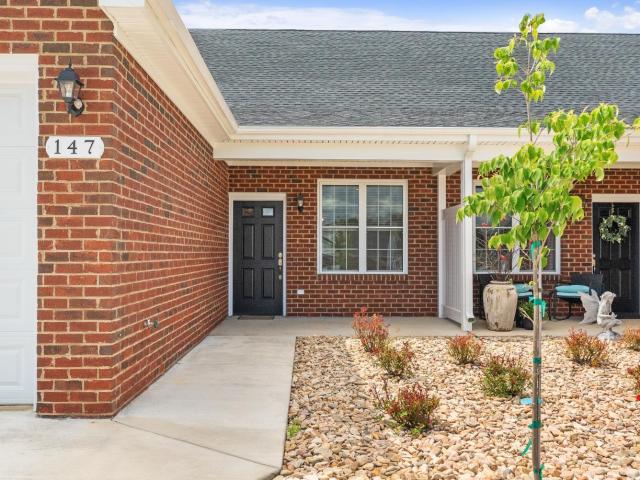 Townhouse for sale in North Hills, Bedford