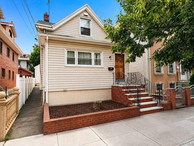 House for sale in Queens, Arverne