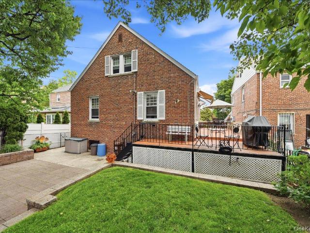 House for sale in The Bronx, Arverne