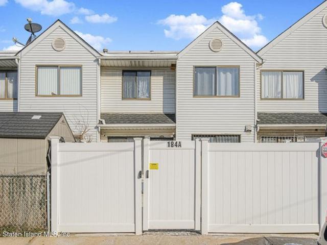Townhouse for sale in Arverne, New York