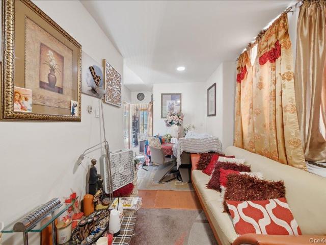 House for sale in The Bronx, Arverne