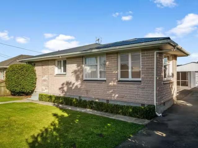House for sale in Chaslands, Canterbury