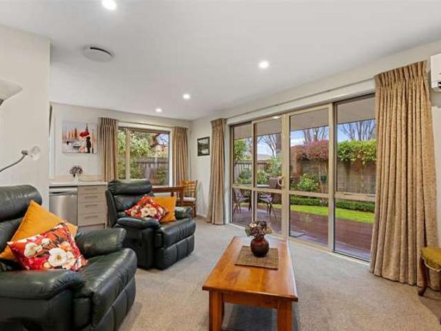 Townhouse for sale in Chaslands, Canterbury
