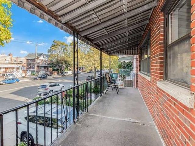 House for sale in The Bronx, Arverne