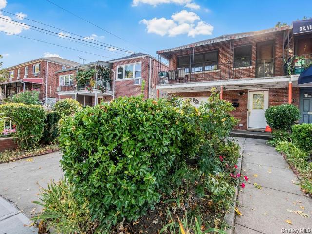 House for sale in The Bronx, Arverne