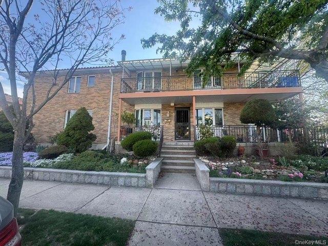 House for sale in Queens, Arverne
