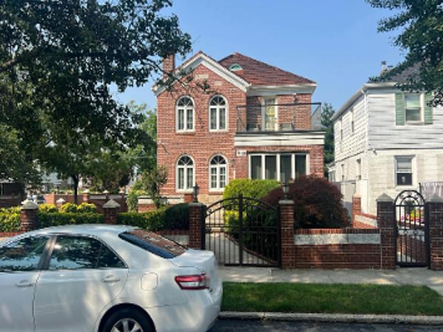 House for sale in Queens, Arverne