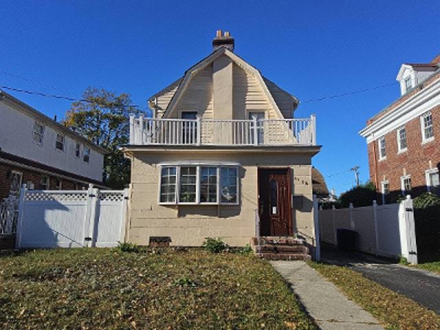 House for sale in Queens, Arverne