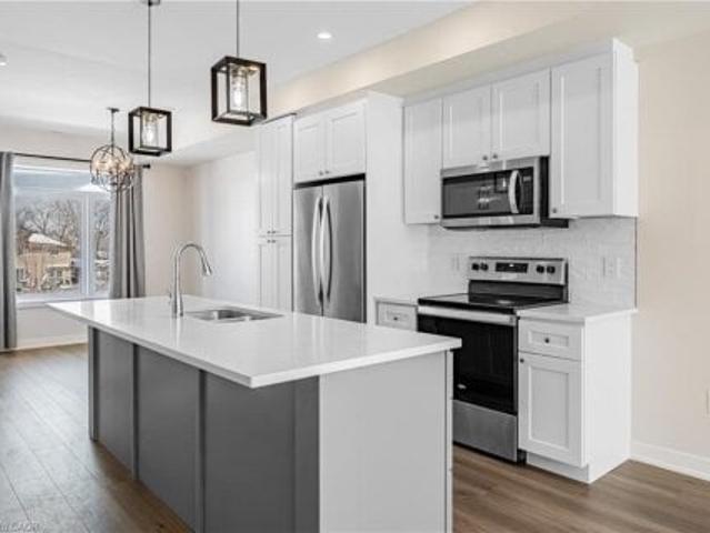 Townhouse for rent in Ancaster, Ontario