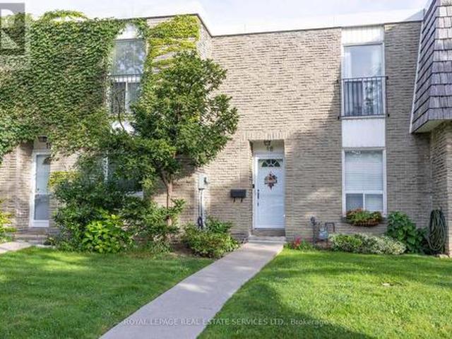 Townhouse for sale in Etobicoke Centre, Toronto