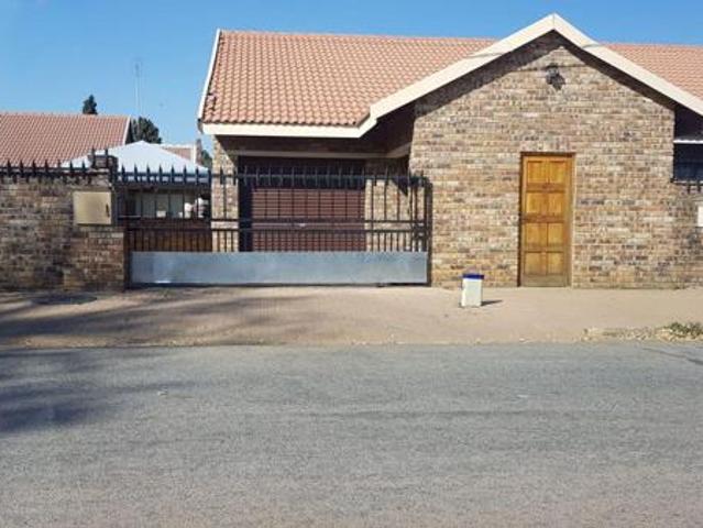 Townhouse for sale in Dr Kenneth Kaunda, North West