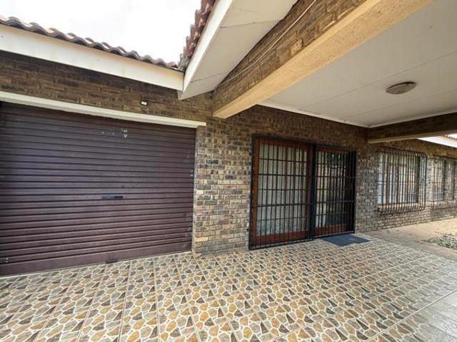 Townhouse for sale in Dr Kenneth Kaunda, North West