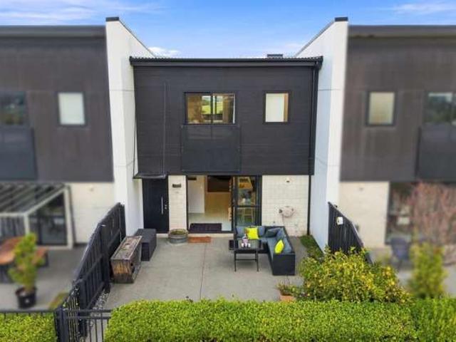 Townhouse for sale in Chaslands, Canterbury