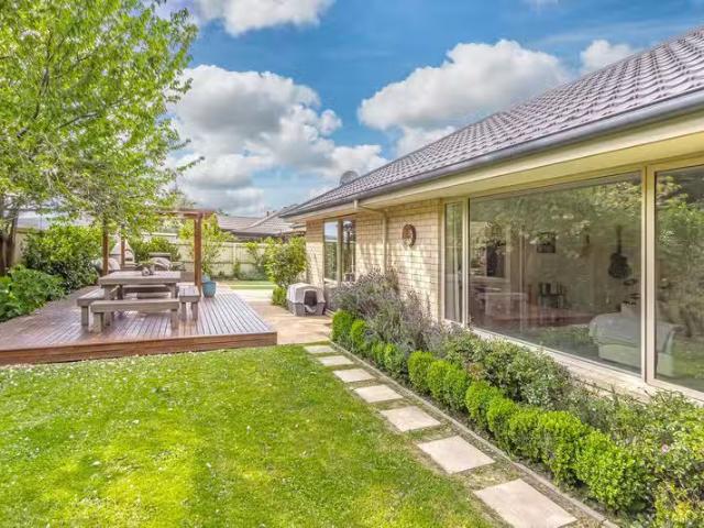House for sale in Chaslands, Canterbury
