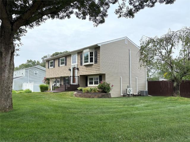 House for sale in Farmingville