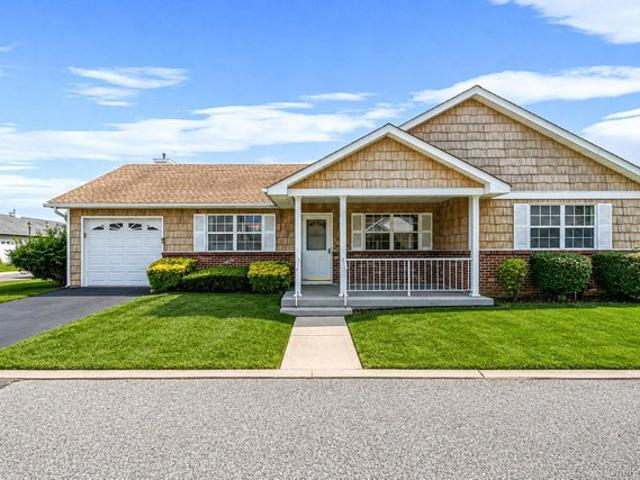 Condo for sale in Bohemia, New York