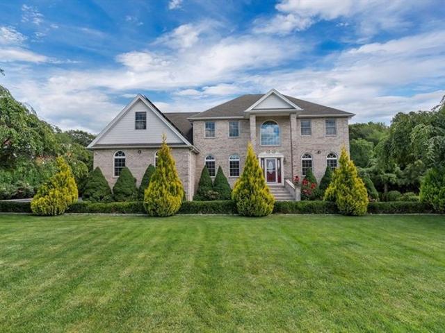 House for sale in Lincoln, Rhode Island