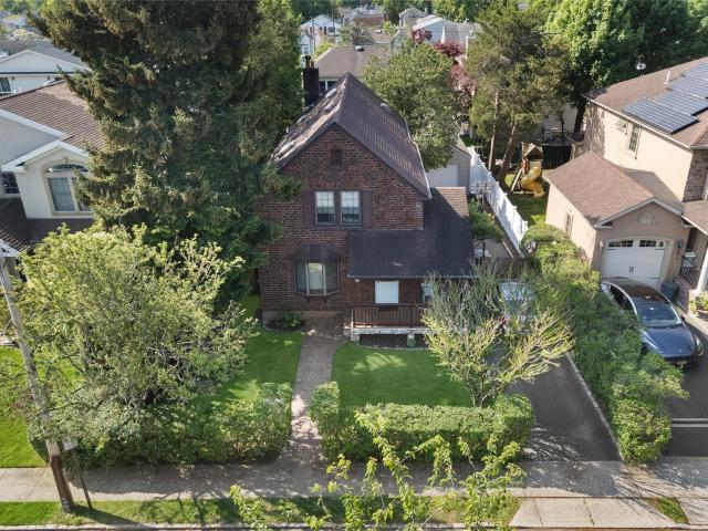 House for sale in Roslyn Heights