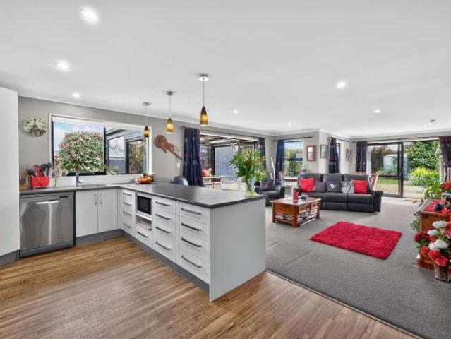 House for sale in Chaslands, Canterbury