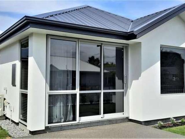 Townhouse for rent in Chaslands, Canterbury