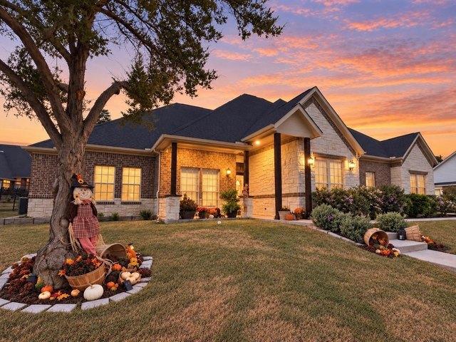 House for sale in Ennis, Ellis County