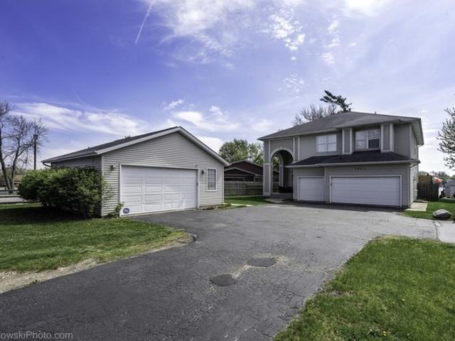 House for sale in Lindenhurst, Illinois