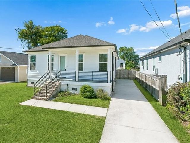 House for sale in Saint Claude Heights, Arabi