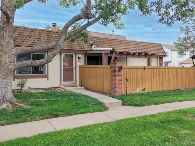 Townhouse for sale in Skyline, Thornton