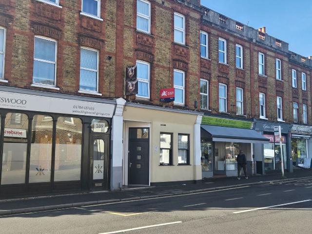 Apartment for rent in Row Town, Surrey