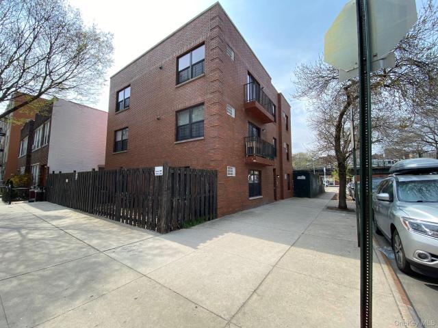 House for sale in The Bronx, Arverne