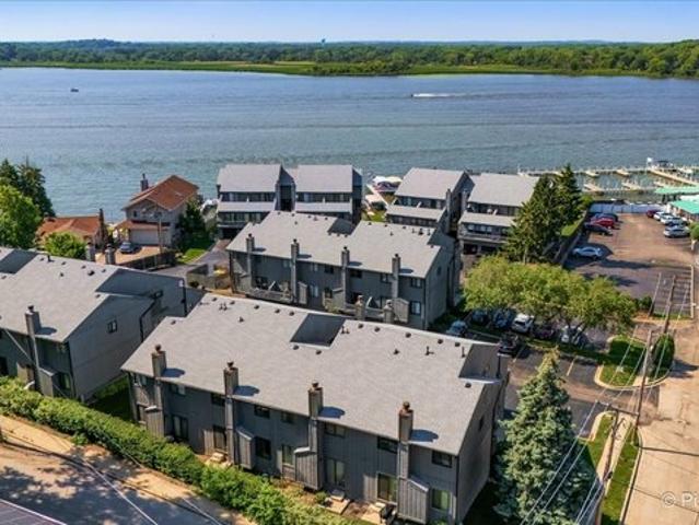 Townhouse for sale in Fox Lake, Illinois