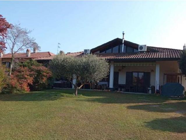 Villa Indipendente in vendita a Campaccino, Angera